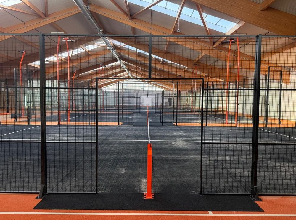 Indoor-Padel-Halle im Sportpark Johannesplatz mit Holzdach und Oberlichtern