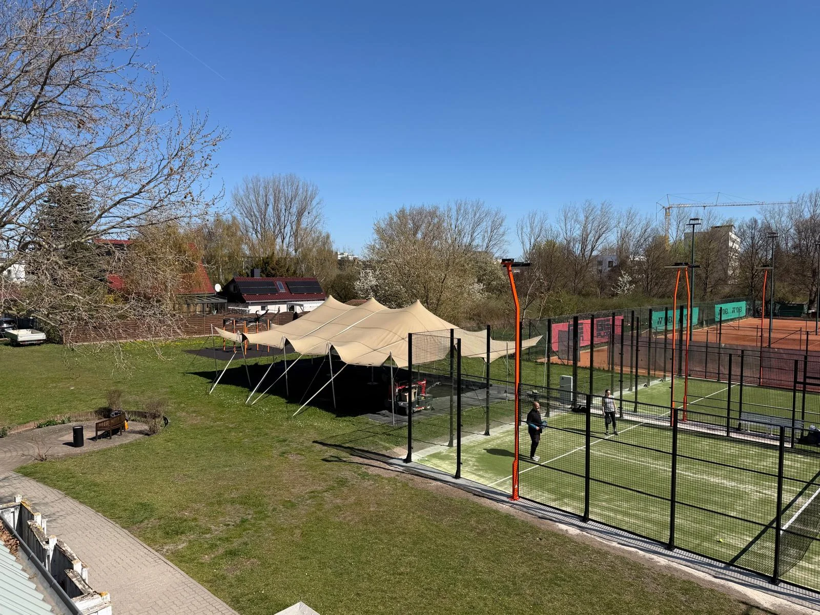 Luftaufnahme der Außenanlage im Sportpark Johannesplatz mit Padel-Court, Stretchzelt und Rasenfläche