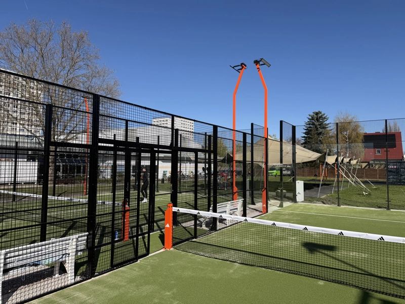 Outdoor-Padel-Court im Sportpark Johannesplatz mit orangen Flutlichtmasten und Netz