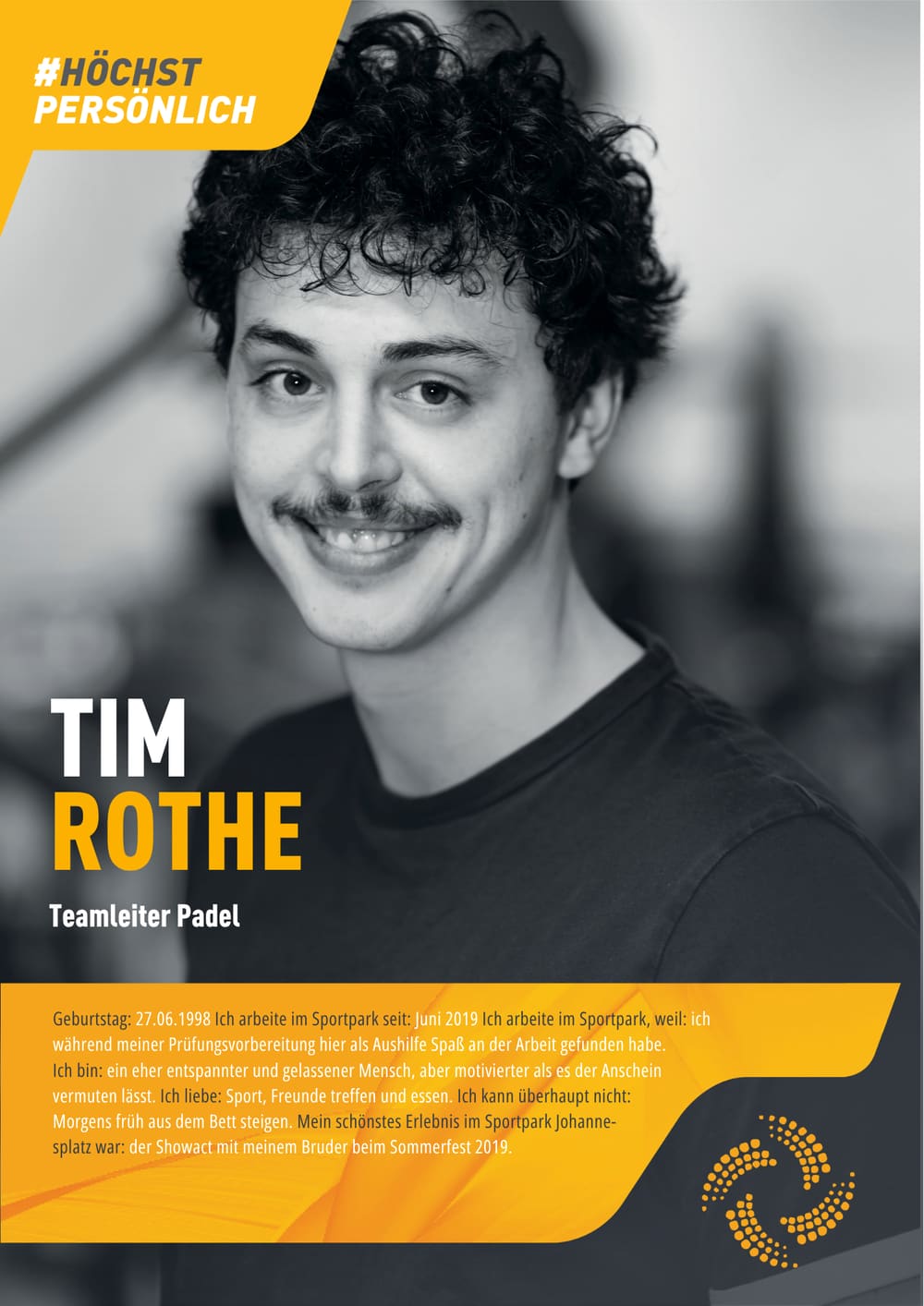 Steckbrief: Tim Rothe, Teamleiter Padel im Sportpark Johannesplatz, lächelnd im Schwarz-Weiß-Porträt
